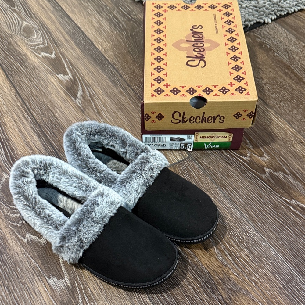 Skechers Black Slippers with Gray Faux Fur size 5.5 NEW